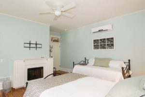 The Laurel guest room with queen, twin, and trundle beds.