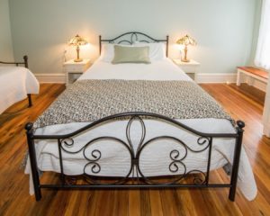 The Laurel guest room with queen, twin, and trundle beds.